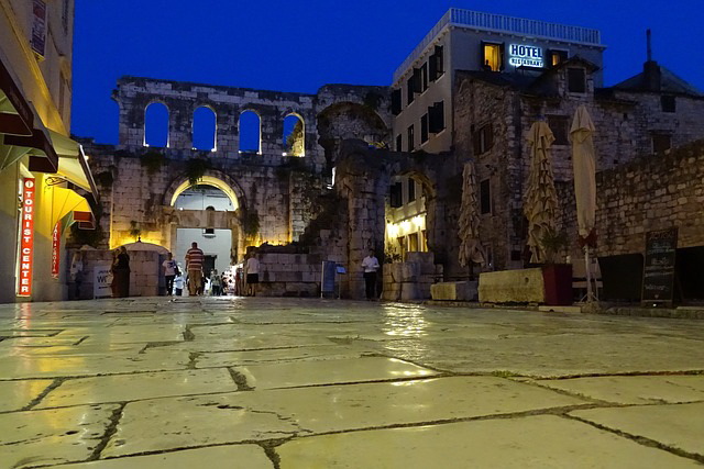 Diocletian&rsquo;s palace by night